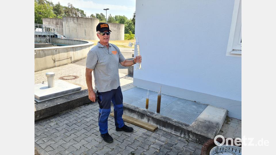 Betriebselektriker Bernhard Ott zeigt das Wasser nach den unterschiedlichen Klärungsstufen. Bild: sne