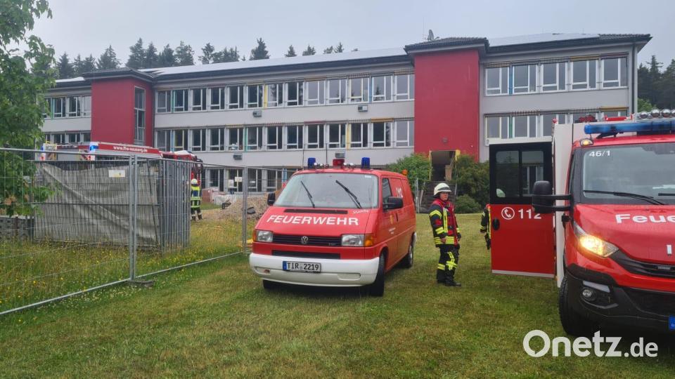 Zu einem Brand an der der Fichtelnaabta-Grund- und Mittelschule in Neusorg musste die Feuerwehr Neusorg am Freitag ausrücken. Bild: rw