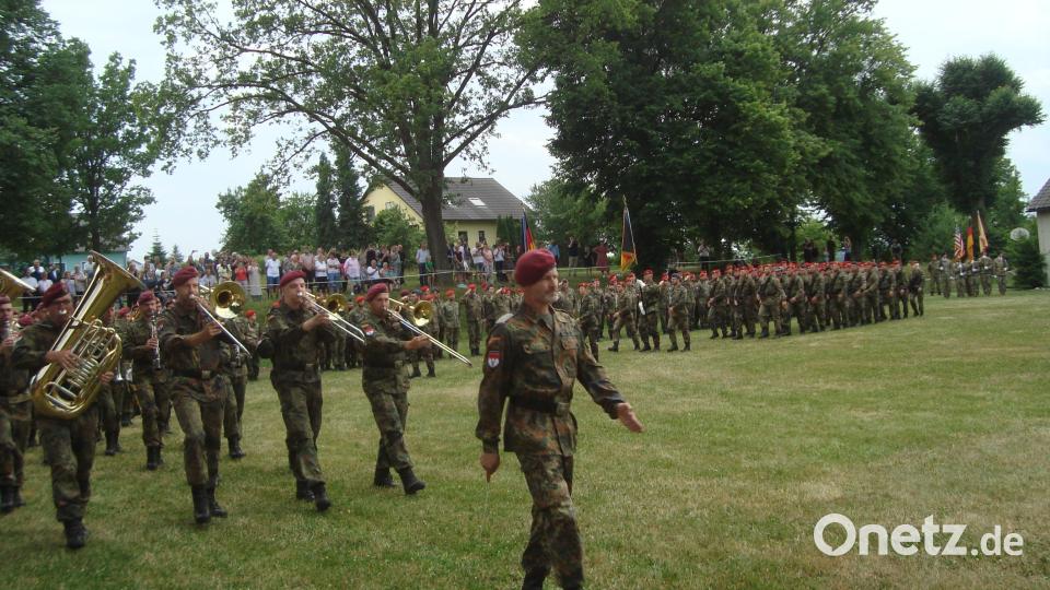 62 Rekruten der Bundeswehr, die in Kümmersbruck und Volkach stationiert sind, ziehen zusammen mit US-amerikanischen Soldaten aus Grafenwöhr zum feierlichen Gelöbnis ein. Bild: Josef Schmaußer