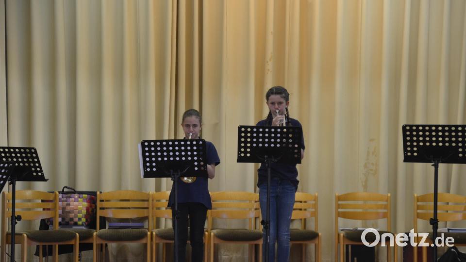 Emma Oppl und Lina Bomann (von links) bei ihrem Auftritt. Bild: Stadtkapelle Mitterteich/exb