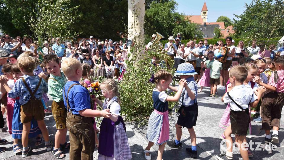 Schwungvoll tanzten die Mädchen und Buben zu den Klängen der Kirchenreinbacher Spitzboum um den Kirwabaum Bild: no