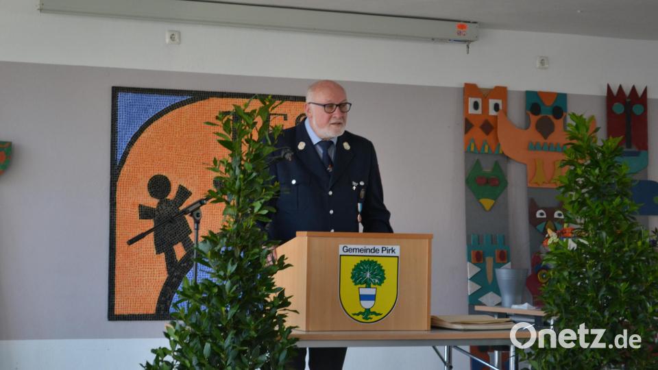 Der Ehrenvorsitzende der FFW Pirk honorierte die Leistungen von Georg Forster in einer eigenen Laudatio. Bild: kki