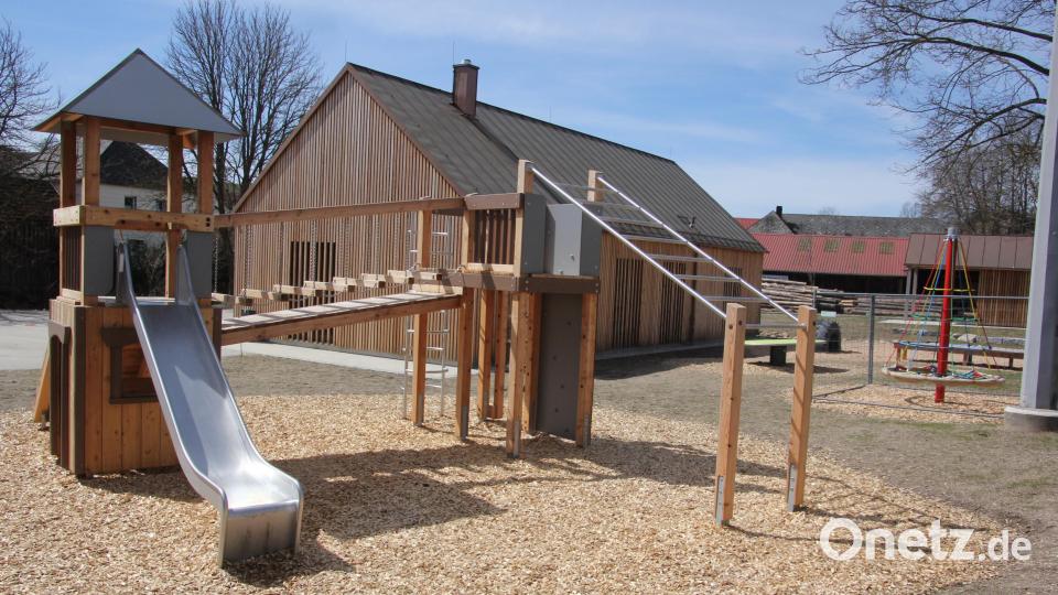 Der Kinderspielplatz und das neue Multifunktionsgebäude (im Hintergrund) erhalten am Sonntag den kirchlichen Segen. Bild: kro
