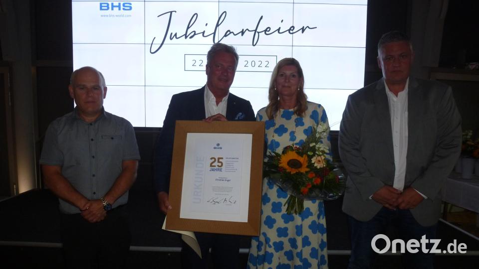 Managing Director Christian Engel mit Ehefrau Bernice bei der Ehrung durch Personalchef Manfred Riedl. Dazu gratulierte Roland Magerl für den Betriebsrat. (von links) Bild: bk