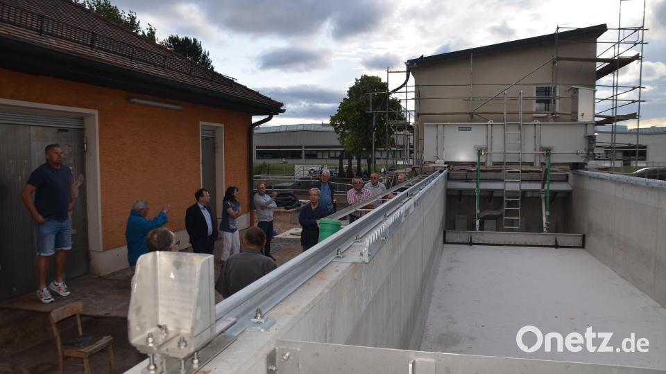 Die Mitglieder des Bauausschusses konnten schon mal einen Blick ins 16 mal 4 Meter große Vorklärbecken mit Bodenschieber werfen. Bild: ak