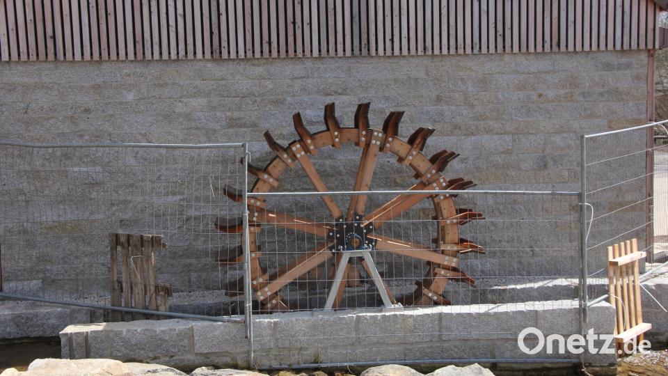 Das äußere Schmuckstück des Multifunktionsgebäudes, der sich ständig drehende Wasserrad. Bild: kro
