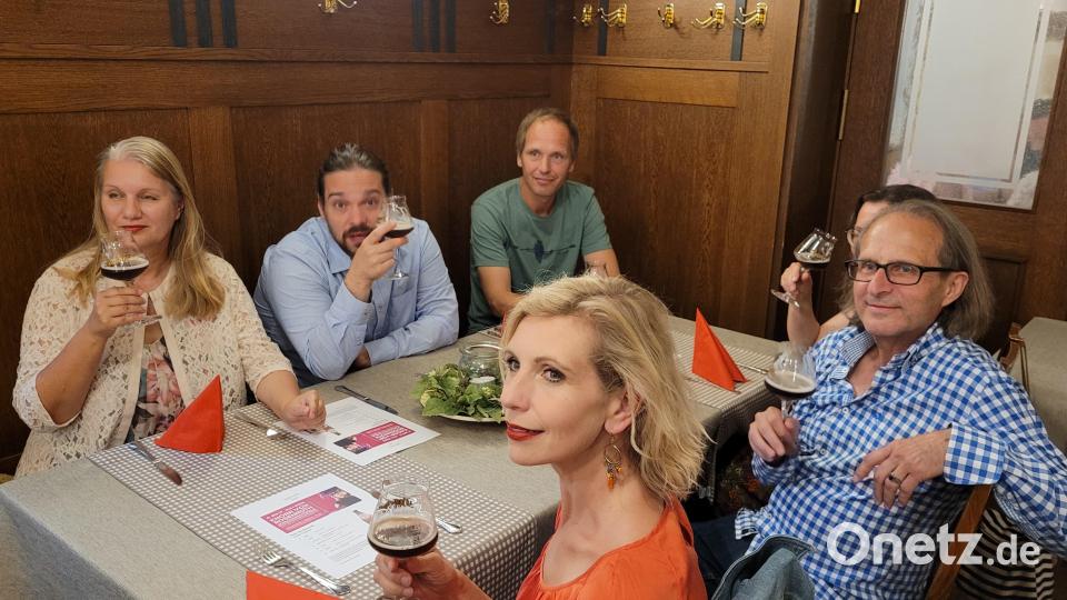 Vom Knorr-von-Rosenroth-Zoigl angetan zeigten sich (von links) die Schauspieler Sophia Ritz, Andreas Guckenberger und André Dyllong, Bruni Lommer, Regisseur Michael Ritz sowie Kulturamtsleiterin Angela Thar. Bild: Stadt Sulzbach-Rosenberg/exb