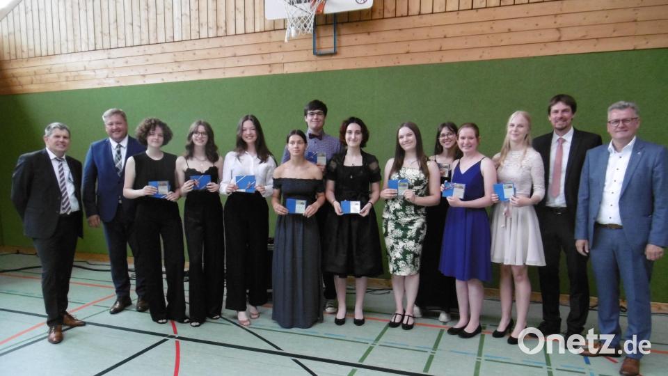 Den zehn Besten mit einem Notendurchschnitt unter 1,5 gratulierten Oberstudiendirektor Dieter Meyer, der stellvertretende Landrat Stefan Braun (von links) sowie der Sulzbach-Rosenberger Bürgermeister Michael Göth und Oberstufenkoordinator Stefan Hüttl (von rechts). Bild: mma