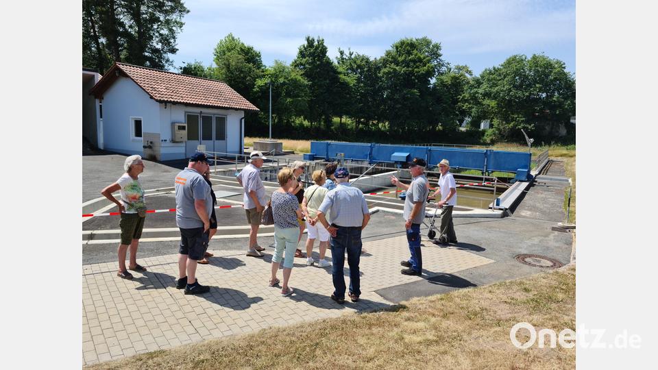 Betriebselektriker Bernhard Ott leitete eine der Führungen durch die Kläranlage. Bild: sne