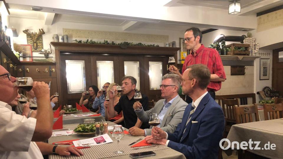 Bierverkostung mit Teilen des Festspiel-Ensembles, offiziellen Gästen und Bräu Christian Sperber (stehend). Bild: Stadt Sulzbach-Rosenberg/exb