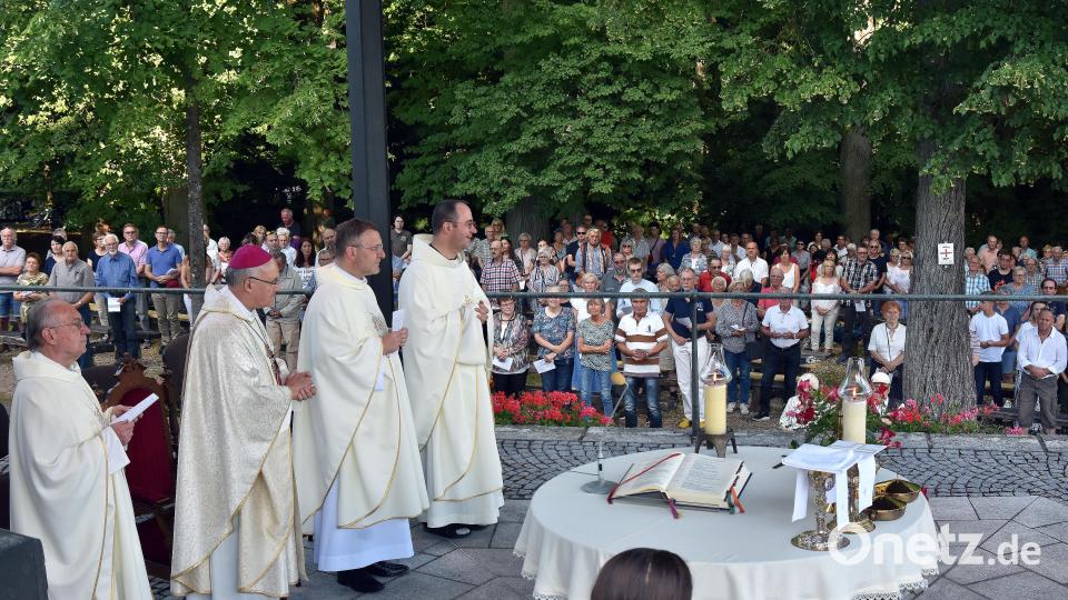 Zum Eröffnungsgottesdienst waren auch viele Gläubige auf den Berg gekommen. Bild: Stephan Huber