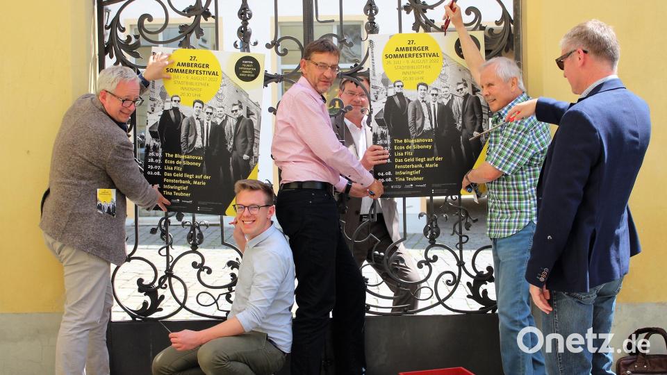 3. Bürgermeister Franz Badura (rechts) dirigiert die üblichen Verdächtigen: Kulturreferent Fabian Kern und Mitarbeiter Jonathan Danigel, Kulturamtsleiter Reiner Volkert, Stadtbau-Geschäftsführer Maximilian Hahn (Hauptsponsor) und der Vorsitzende der Stadttheaterfreunde, Norbert Fischer, scheuen keine Mühen. Sie schwitzen vor den Toren der Stadtbibliothek für das 27. Amberger Sommerfestival. Bild: Dagmar Williamson