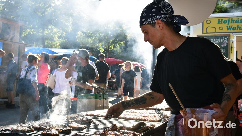 Es wird wieder gegrillt am Berg. Ein Steak kostet heuer 4,40 Euro, eine Bratwurst 1,50 Euro. Es sei denn, sie ist vom Strohschwein, Dann kommt noch ein Zehnerl dazu. Bild: Stephan Huber