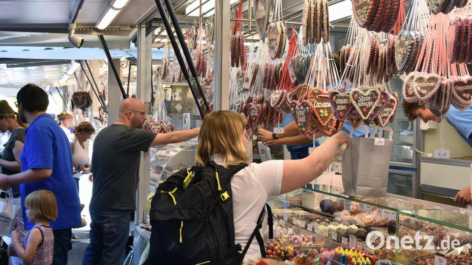 Wie vor Corona: Am Bergfest in Amberg gibt es wieder alles. Auch Süßes. Bild: Stephan Huber