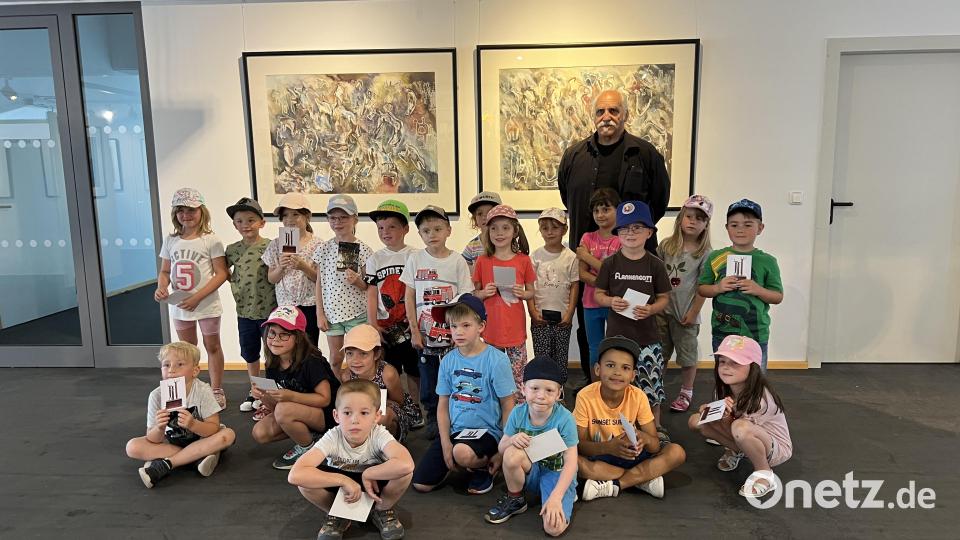Die Vorschulkinder zusammen mit Jeff Beer im Museum Mitterteich. Bild: Kerstin Pflaum/exb