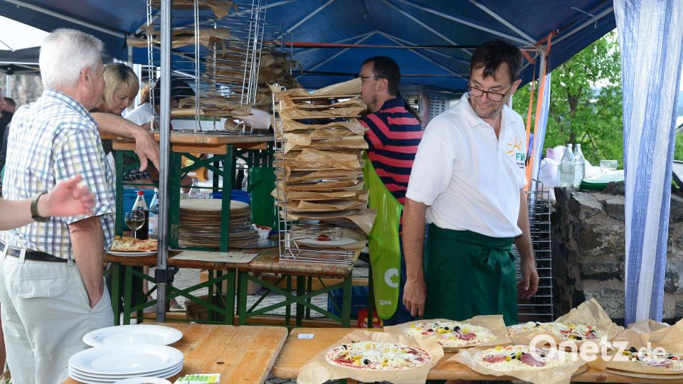 Sind die Pizzen richtig belegt - Martin Bodenmeier scheint das zu überlegen. Bild: bey