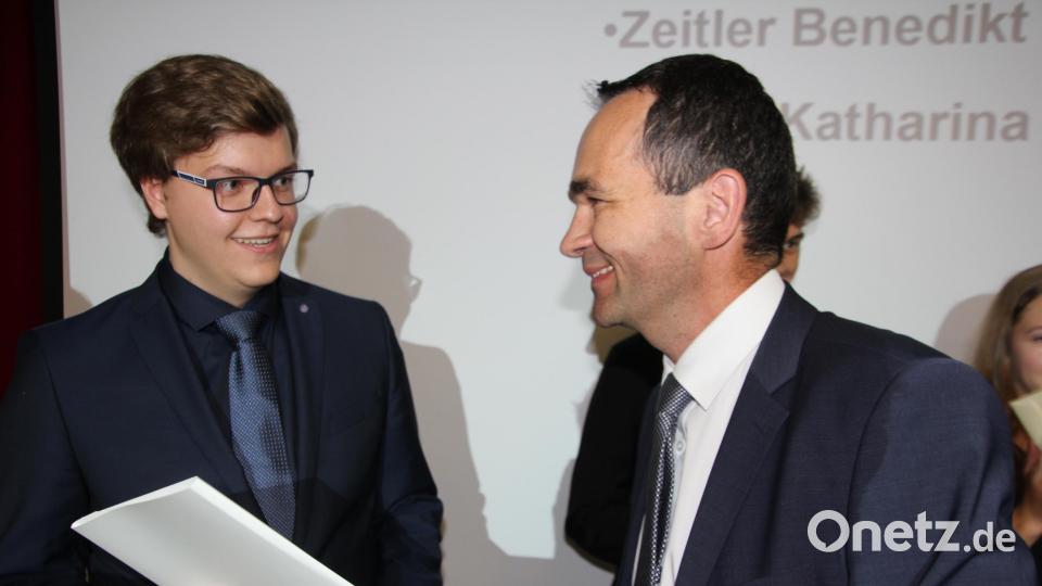 Johannes Haberkorn erhielt von der OTH Amberg-Weiden einen Sonderpreis, den Professor Matthias Söllner überreichte. Bild: kro