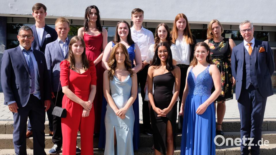 Die 11 Besten des Abi-Jahrganges 2022 am Gymnasium Eschenbach mit einer Note bis 1,5 mit Schulleiter Harald Olschner (rechts), und den Oberstufen-Koordinatoren Kerstin Eckert (Zweite von rechts) und Robert Kreuzer (links). Bild: do