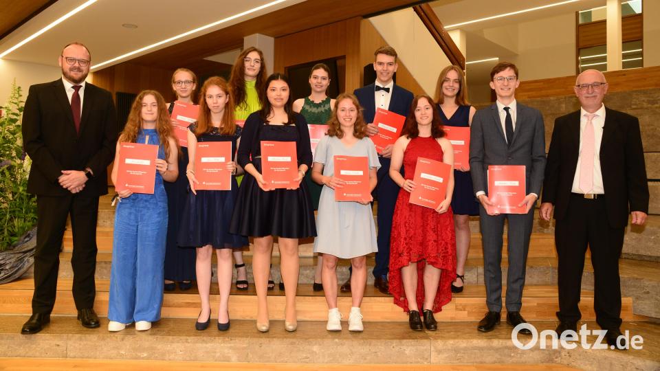 Landrat Andreas Meier (links) und Oberstudiendirektor Dr. Anton Hochberger (rechts) gratulieren den elf besten Abiturienten zu ihrem Notendurchschnitt von 1,0 bis 1,5. Bild: bey