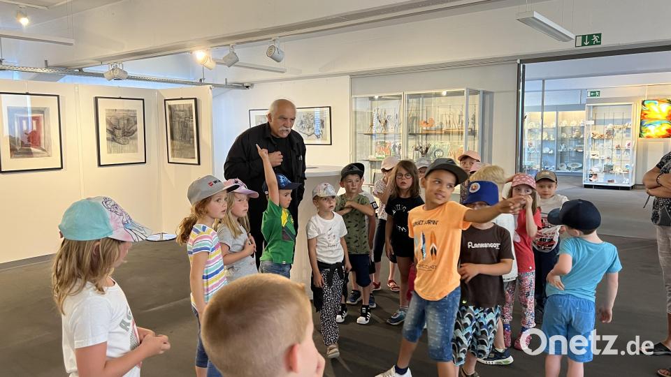 Die Vorschulkinder des Kinderhauses St. Hedwig besuchten jetzt im Museum Mitterteich die Ausstellung mit Arbeiten des Künstlers Jeff Beer Bild: Kerstin Pflaum/exb