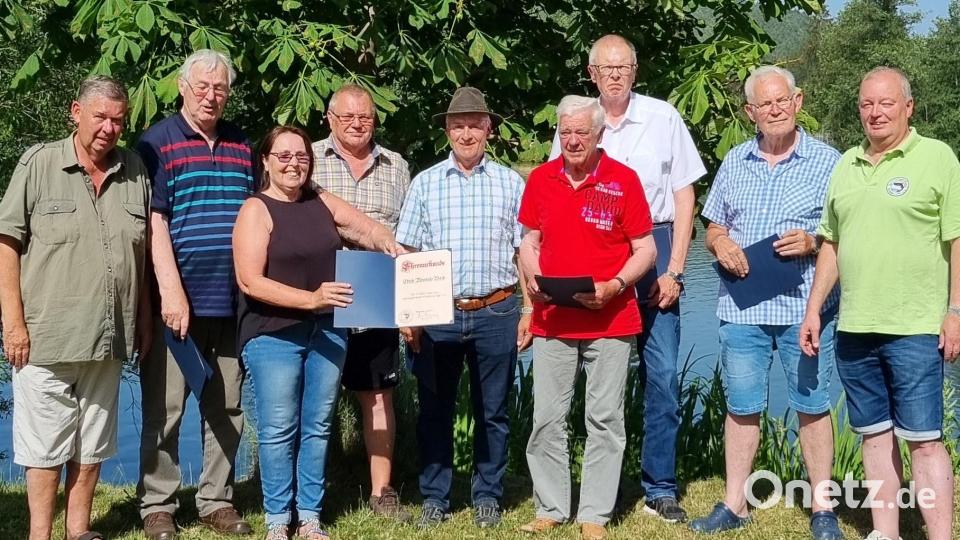 Der Sportanglerbund Weiden ehrte beim Fischerfest zahlreiche Mitglieder für 50-jährige Vereinszugehörigkeit. Bild: Jennifer Siebert/exb