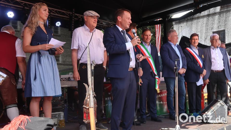 Oberbürgermeister Jens Meyer eröffnet das 50. Weidener Bürgerfest.. Bild: Kunz