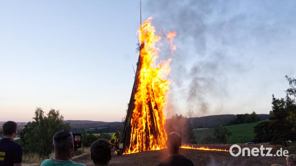 Beim diesjährigen Johannisfeuer - das erste seit drei Jahren - wachten die Floriansjünger über das kontrollierte Abbrennen. Bild: JOCHEN NEUMANN 
ERBENDORF