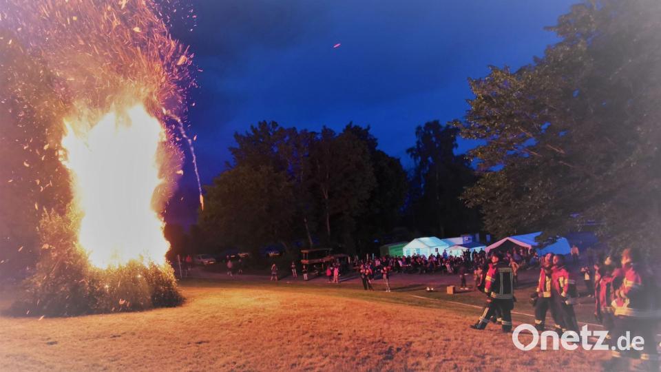 Die Feuerwehr sorgte für ein reibungsloses Abbrennen des Johannisfeuers. Bild: gz