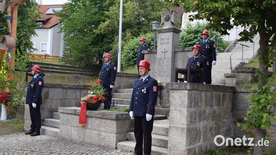Sechs Feuerwehrmänner stellten die Ehrenwache am Ehrenmal in Oberköblitz. Bild: bnr