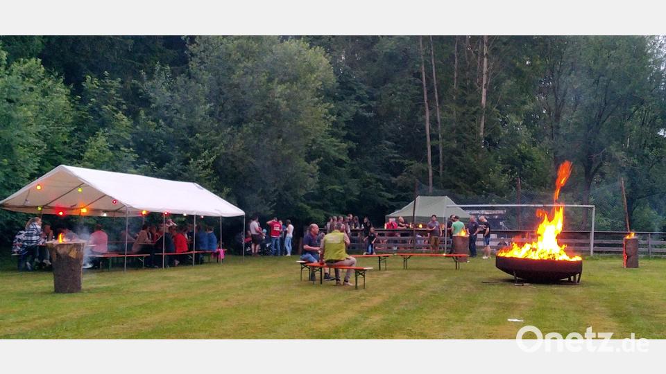 In Kleinschwand entzündeten die Floriansjünger am Freitag das Johannisfeuer, bis tief in die Nacht loderten die Flammen am Kleinschwandner Fußballplatz. Die Mitglieder der Feuerwehr sorgten für die Sicherheit und die Bewirtung der zahlreichen Besucher. Bild: rfi