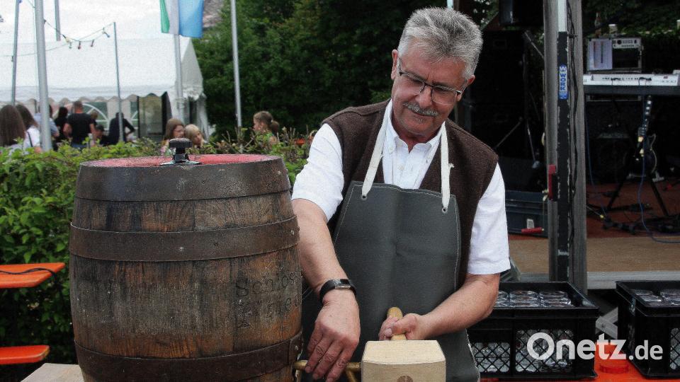 Mit einem einzigen Schlag, ausgeführt von Bürgermeister Wolfgang Braun, war das siebte Bürgerfest in Fuchsmühl eröffnet. Bild: wro
