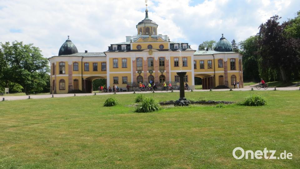 Das Schloß Belvedere wurde gleich vorne und hinten per Rad in Augenschein genommen. Bild: hzi/exb