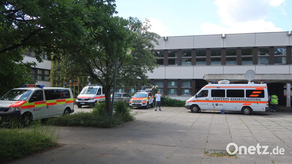 BRK-Einsatzzentrale vor der Hans- und Sophie-Scholl-Realschule. Bild: Kunz