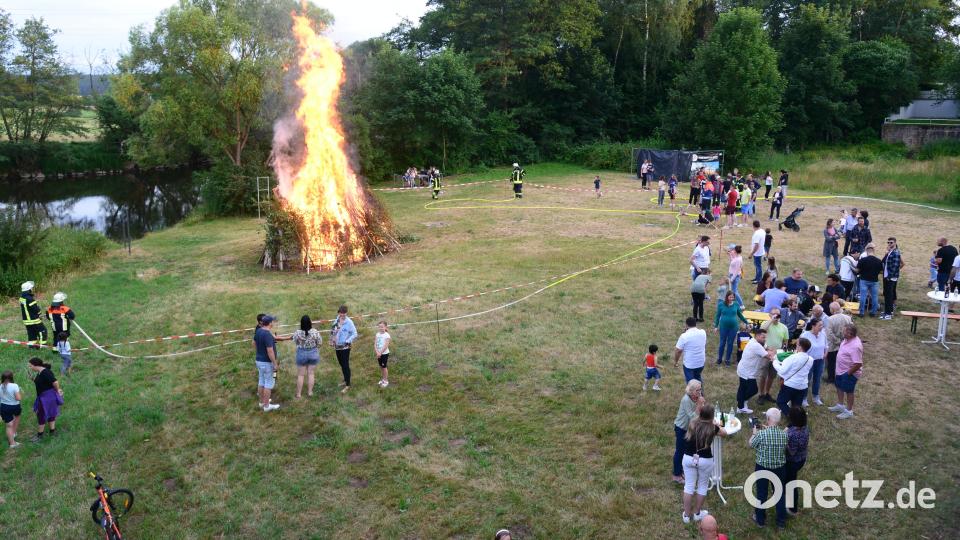 Das Johannisfeuer des CSU-Ortsverbandes Oberwildenau brennt wieder wie vor der zweijährigen Pause an der alten "Wollwasch" an den Naab. Bild: bey