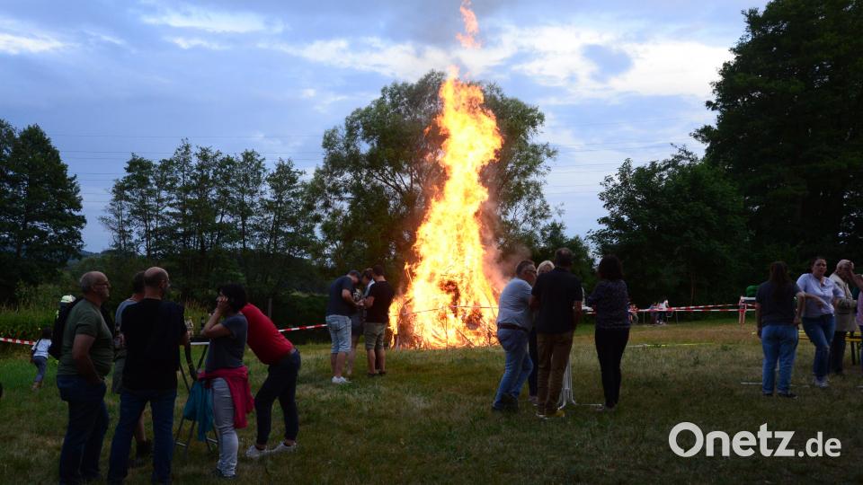 Das Johannisfeuer des CSU-Ortsverbandes Oberwildenau brennt wieder wie vor der zweijährigen Pause an der alten "Wollwasch" an den Naab. Bild: bey