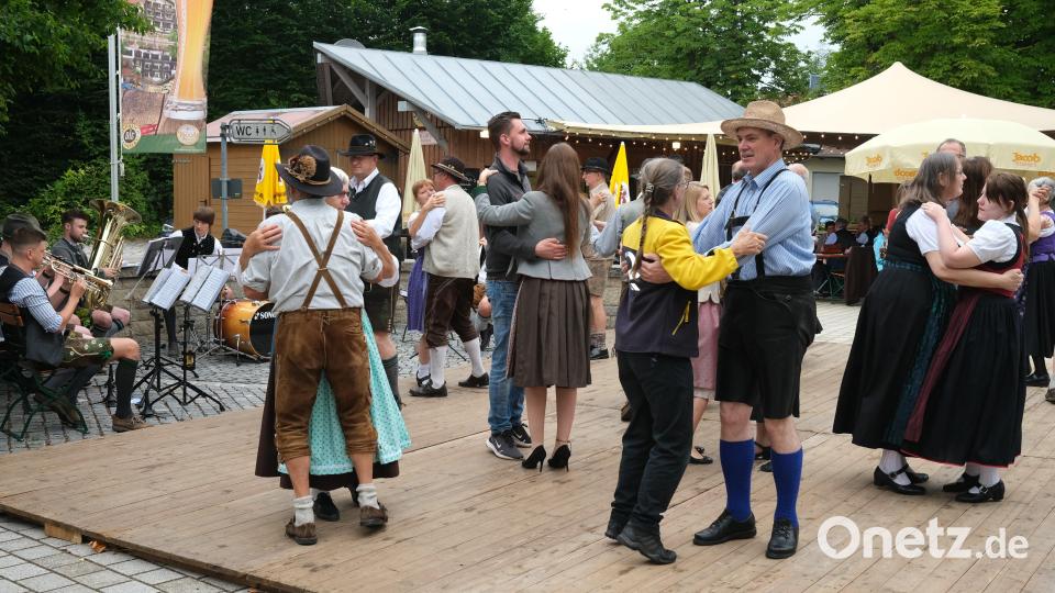 Auf große Resnoanz stieß der Frühtanz des Fronberger Kirwavereins im Stadtpark. Vizepräsident Erich Tahedl tanzte mit Postbotin Brigitte Detter. Bild: Hirsch