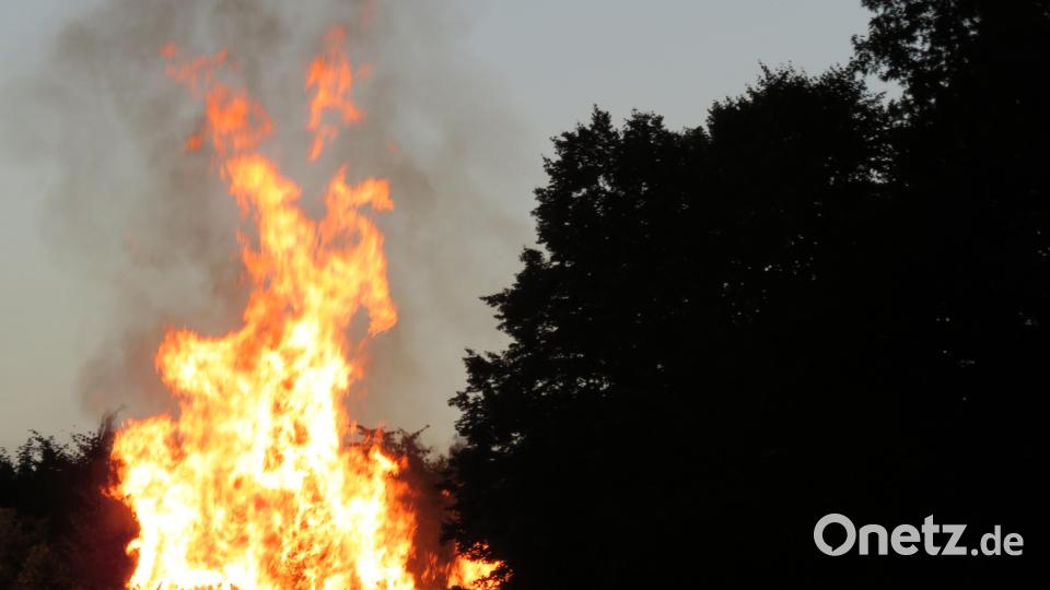 Das letzte mal fand das Johannisfeuer auf der Wiese an der Windischeschenbacherstraße satt. Hoch züngelten die Flammen in den Nachthimmel. Bild: adj