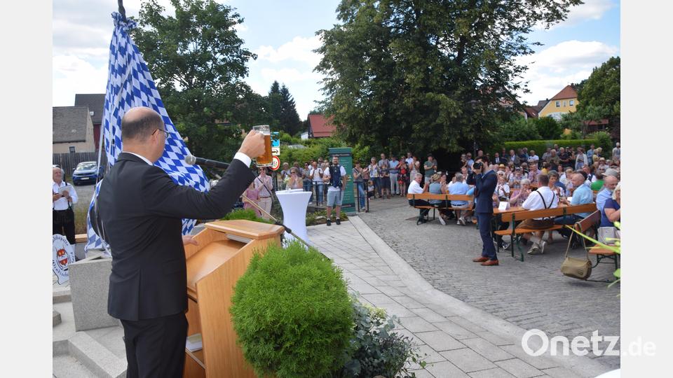 Finanz- und Heimatminister Albert Füracker eröffnet mit einem Prost seine Festansprache am verhüllten Denkmal. Bild: fz