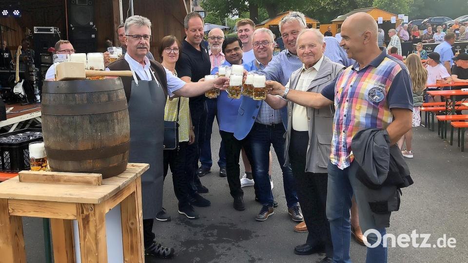 Die ersten Prostrufe am Bürgerfestabend kamen (von rechts) von Hermann Stock, Ehrenbürger Heinrich Schärl, Markus Troesch, Wiesaus Bürgermeister Toni Dutz, Nico Wolf, Kaplan Pater Martin, Wolfgang Dutz, Harald Bächer, Andrea Hecht und Fuchsmühls Bürgermeister Wolfgang Braun. Bild: wro