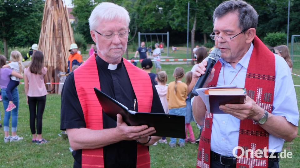 Die beiden Flosser Ortsgeistlichen vor dem Johannisfeuer. Bild: le