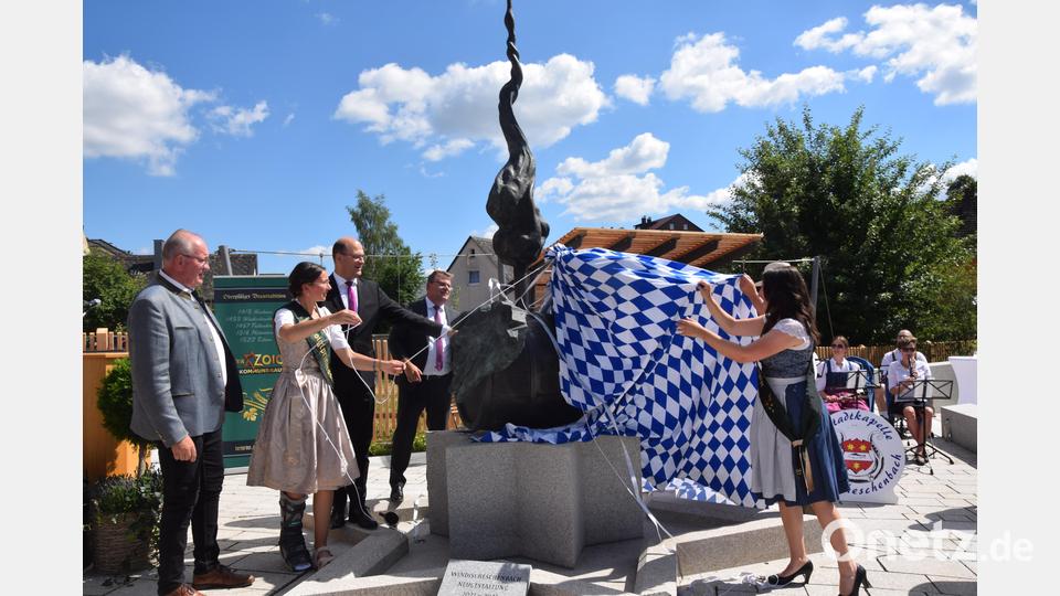 Am Ende des Festaktes wird das Zoigldenkmal enthüllt. Bild: fz