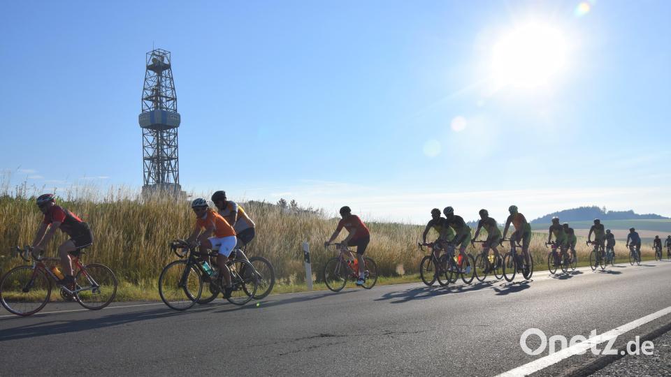Nach dem Start am Bohrturm vorbei, ging es Richtung Erbendorf. Bild: fz