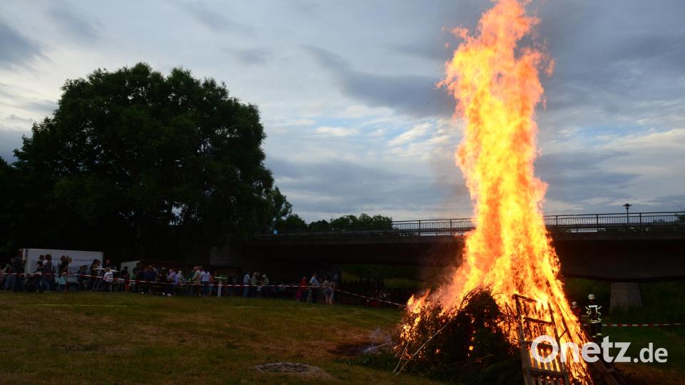 Das Johannisfeuer des CSU-Ortsverbandes Oberwildenau brennt wieder wie vor der zweijährigen Pause an der alten "Wollwasch" an den Naab. Bild: bey