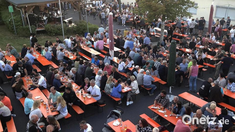 Bereits zur Eröffnung am Samstagabend kamen viele Besucher, um Bürgerfest-Atmosphäre beim Fuchsmühler Rathaus zu genießen. Bild: wro