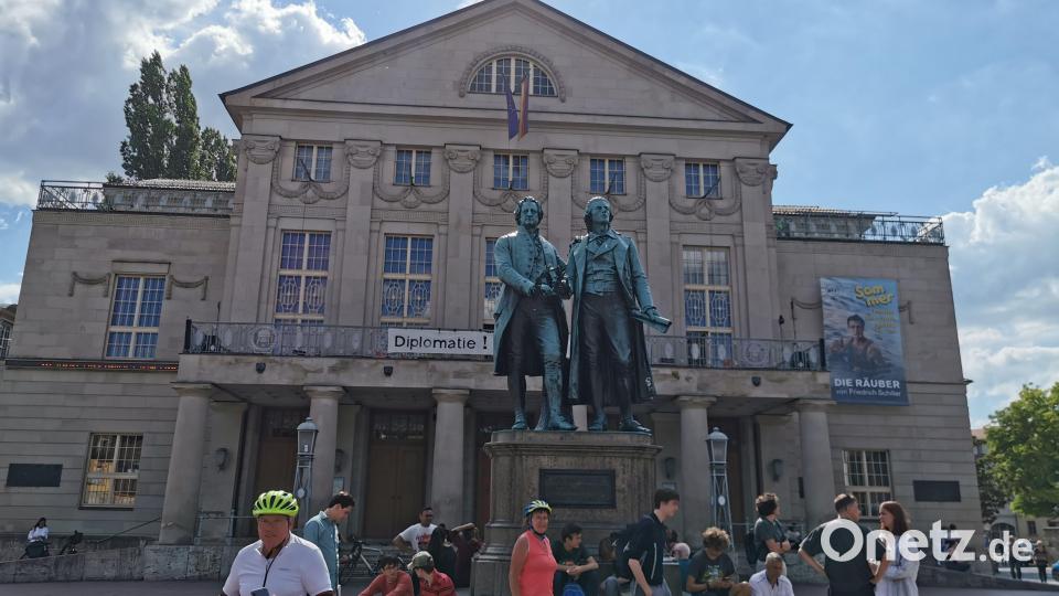 Das Denkmal von Goethe und Schiller vor dem Staatstheater. Das Denkmal verheimlicht die Größenunterschiede, da Schiller mit 1,90 Meter sein Pendant bei weitem überragte. Bild: hzi