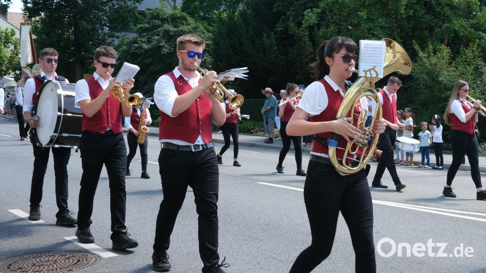 Die Musikkapellen gaben beim Festzug den Marschrhythmus vor. Bild: Hirsch