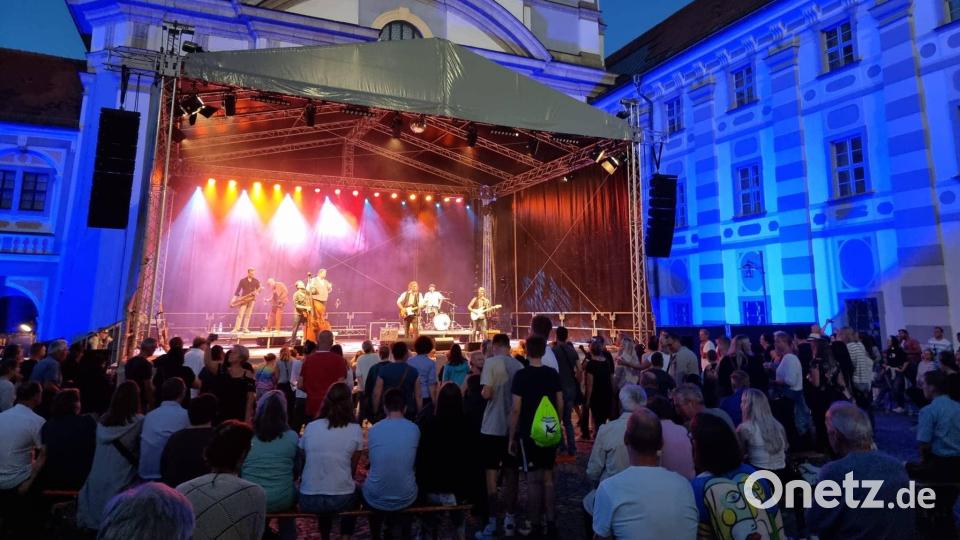 Der Basilikaplatz erstrahlt in Blau: Knapp 1000 Musikfans genießen den Auftritt von &quot;Keller Steff&quot; und Big-Band. Bild: lym