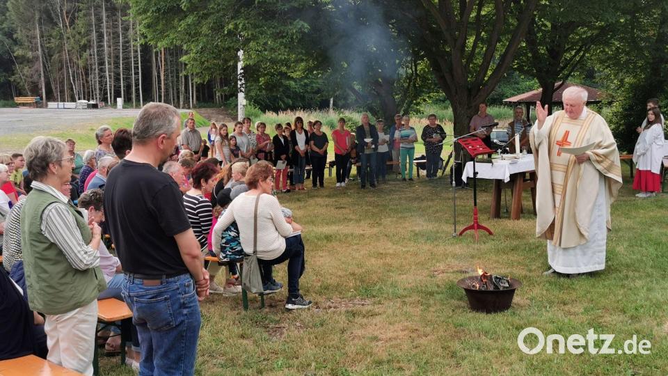 Pfarrer Erwin Bauer segnete bei der Feldmesse im Beisein zahlreicher Teilnehmer das Feuer. Bild: gz
