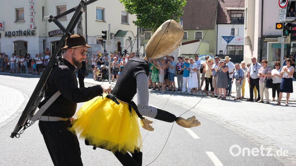 Das Schwandorfer Marionettentheater warb mit dieser Konstruktion für die neue Spielsaison im Fronberger Theater. Bild: Hirsch