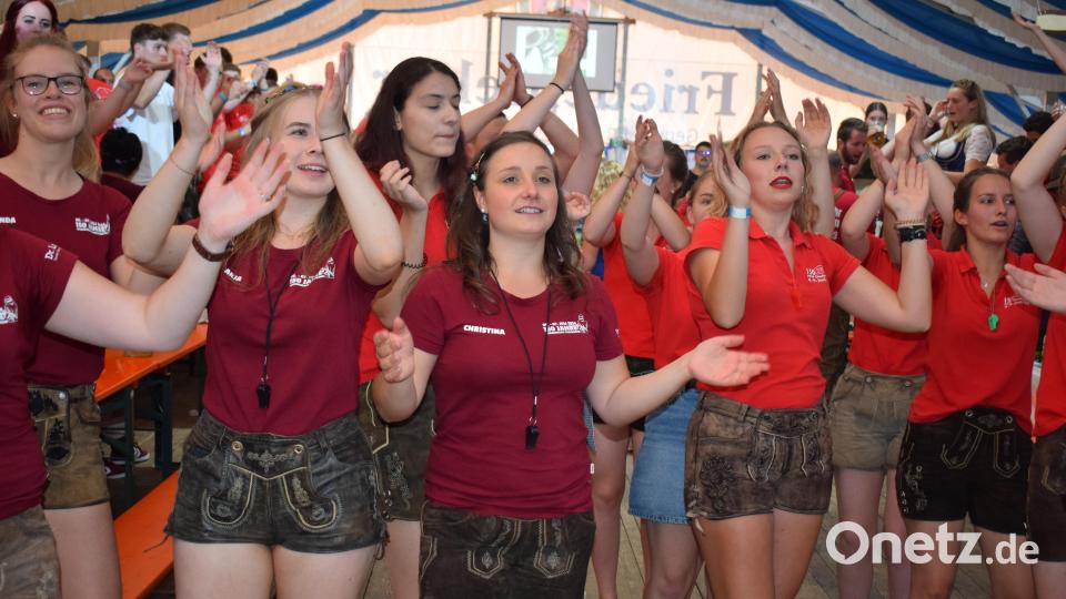 Im Festzelt der Feuerwehr Oberköblitz ging mit der Band „Donnaweda“ die Post ab. Festdamen und Gäste feierten eine tolle Party. Bild: bnr
